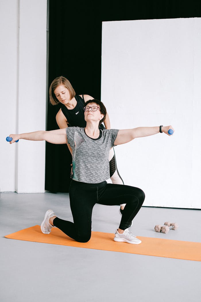 Coach corrigeant la posture d’une sportive pendant un exercice