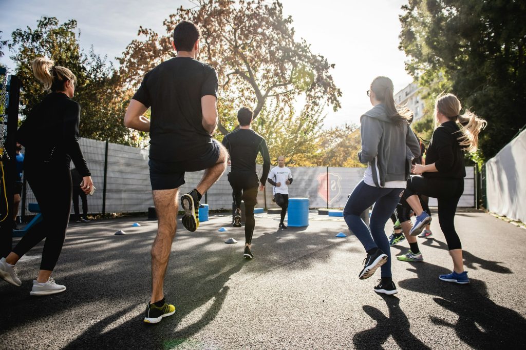 Groupe de sportifs à l’entraînement en plein air