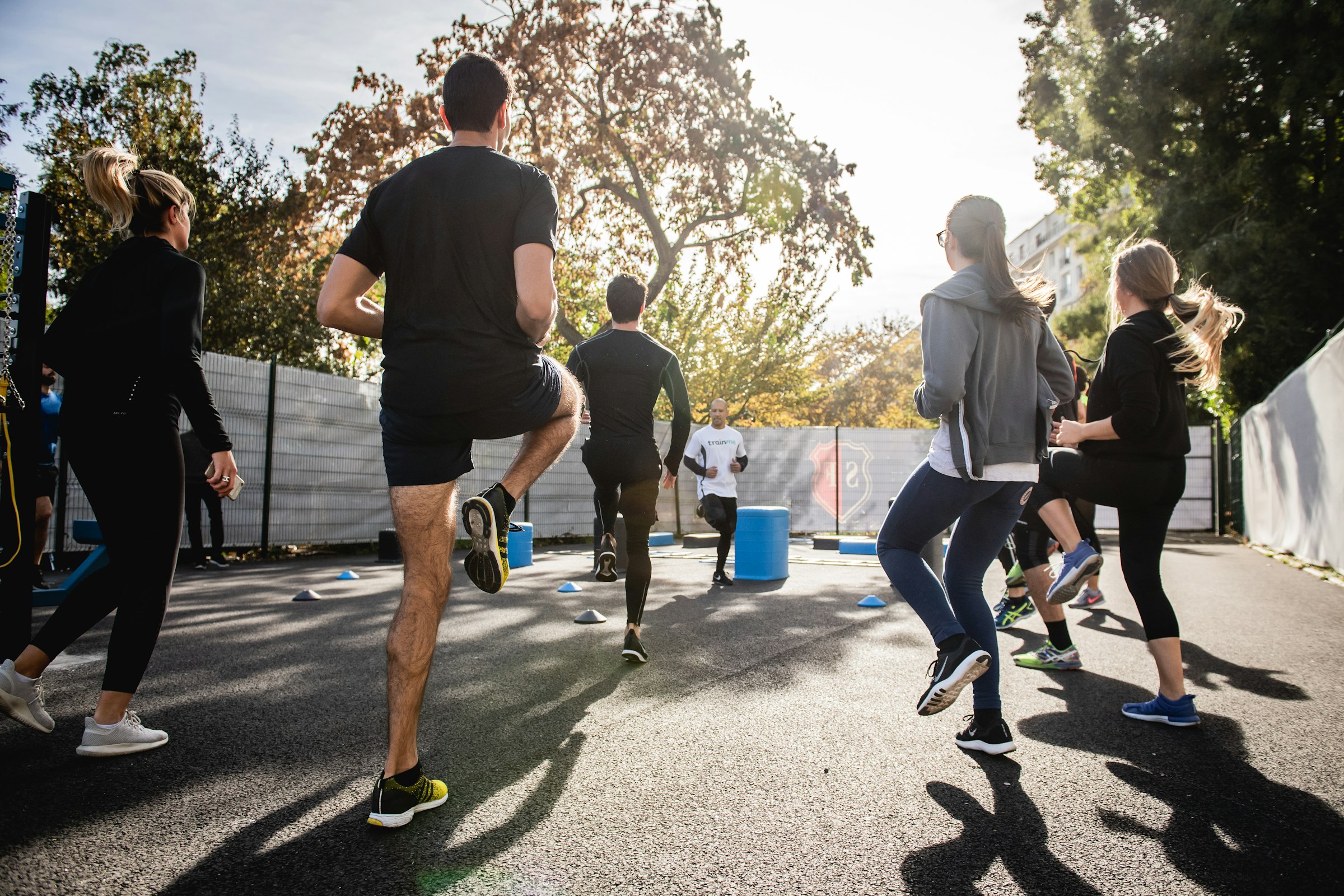 Groupe de sportifs à l’entraînement en plein air